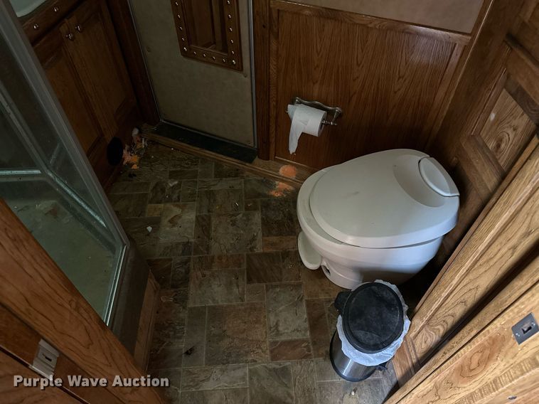 image for item NQ9490 2010 Platinum Coach  horse trailer