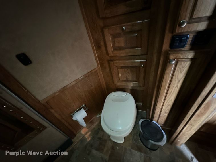 image for item NQ9490 2010 Platinum Coach  horse trailer