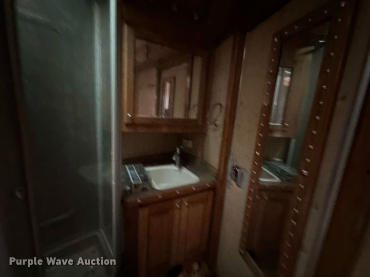 image for item NQ9490 2010 Platinum Coach  horse trailer