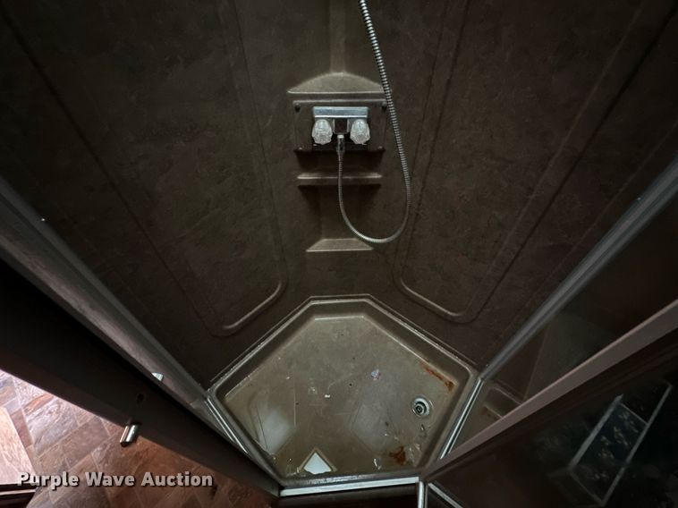 image for item NQ9490 2010 Platinum Coach  horse trailer