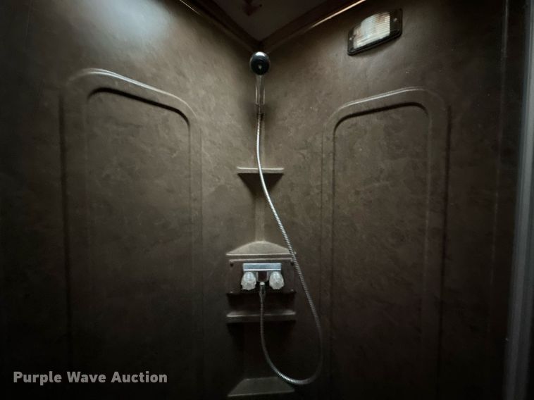 image for item NQ9490 2010 Platinum Coach  horse trailer