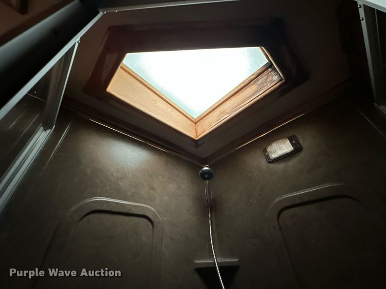 image for item NQ9490 2010 Platinum Coach  horse trailer