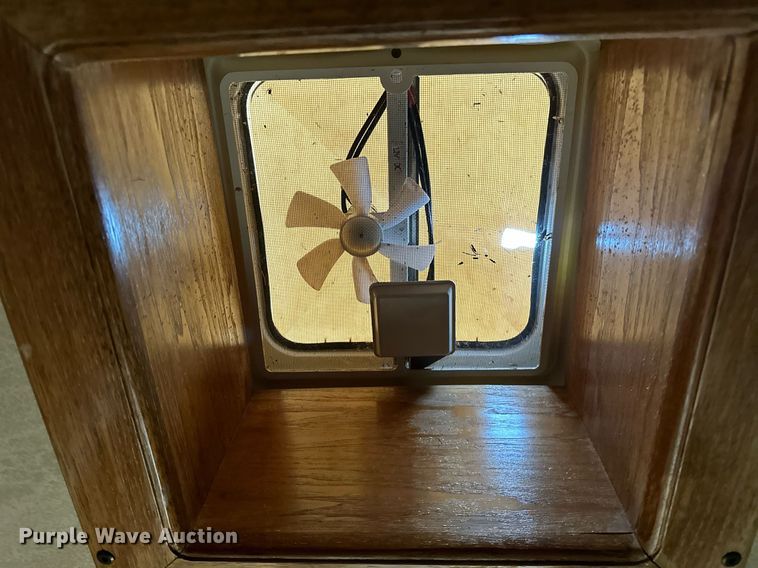 image for item NQ9490 2010 Platinum Coach  horse trailer