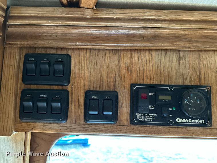 image for item NQ9490 2010 Platinum Coach  horse trailer