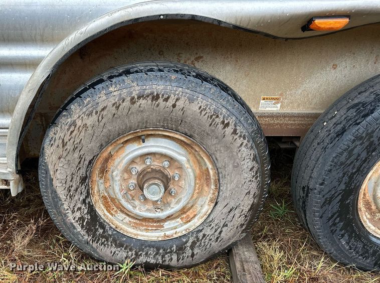 image for item NQ9490 2010 Platinum Coach  horse trailer