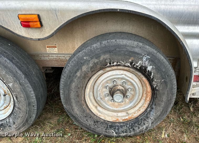 image for item NQ9490 2010 Platinum Coach  horse trailer