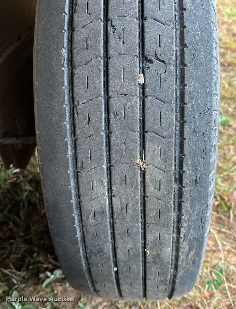 image for item NQ9490 2010 Platinum Coach  horse trailer