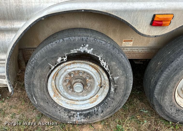 image for item NQ9490 2010 Platinum Coach  horse trailer