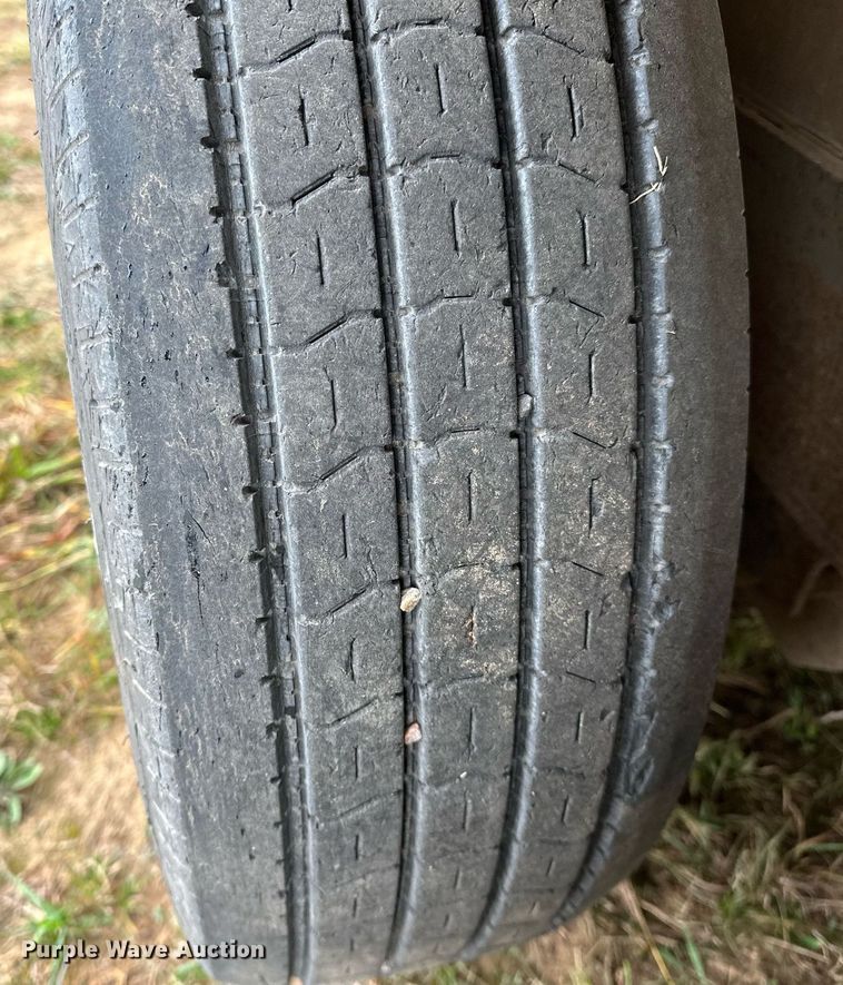 image for item NQ9490 2010 Platinum Coach  horse trailer