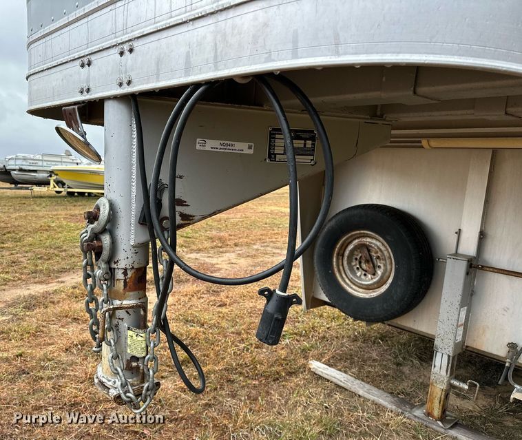 image for item NQ9491 2005 Platinum Silver  horse trailer