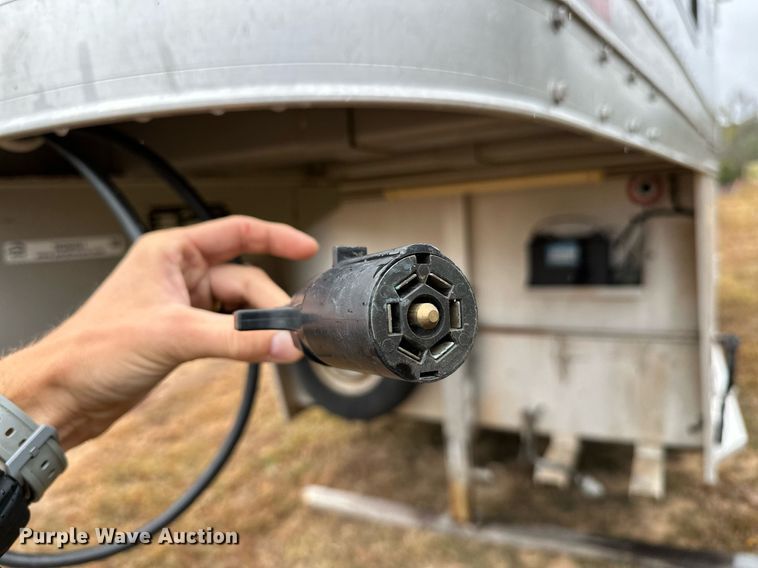 image for item NQ9491 2005 Platinum Silver  horse trailer