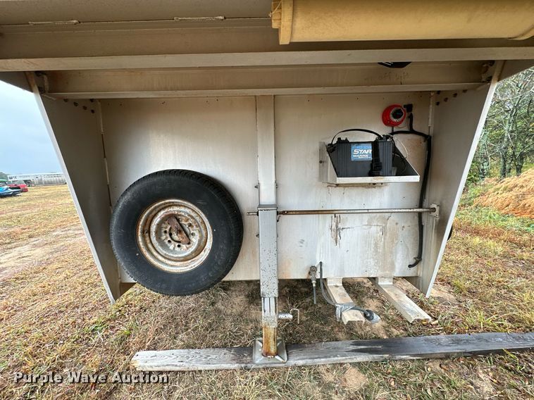 image for item NQ9491 2005 Platinum Silver  horse trailer