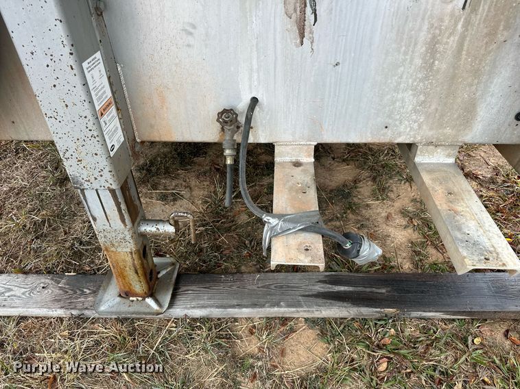 image for item NQ9491 2005 Platinum Silver  horse trailer