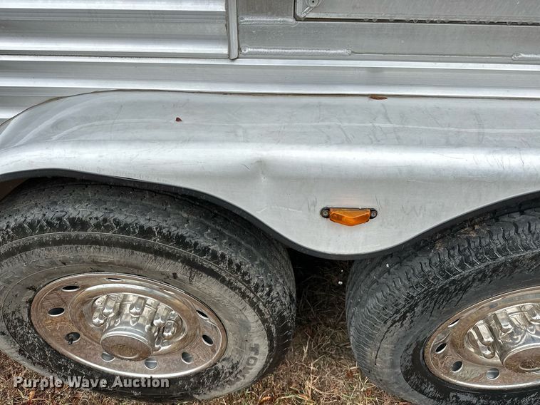 image for item NQ9491 2005 Platinum Silver  horse trailer