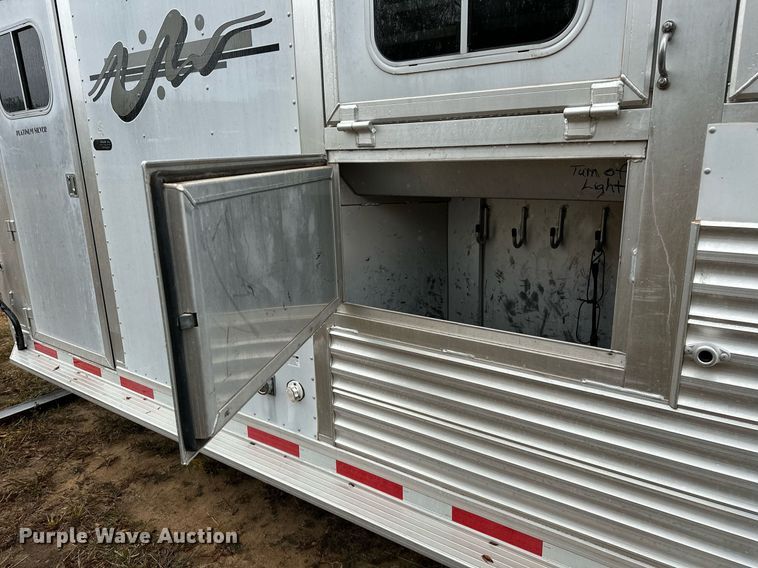 image for item NQ9491 2005 Platinum Silver  horse trailer