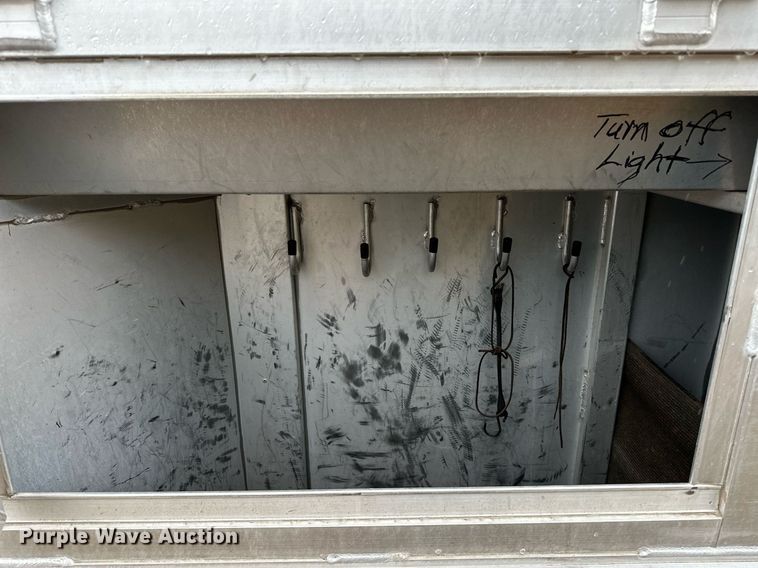 image for item NQ9491 2005 Platinum Silver  horse trailer