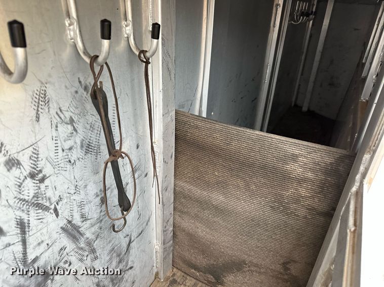 image for item NQ9491 2005 Platinum Silver  horse trailer