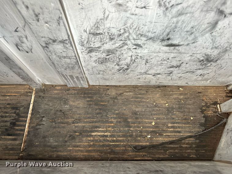 image for item NQ9491 2005 Platinum Silver  horse trailer