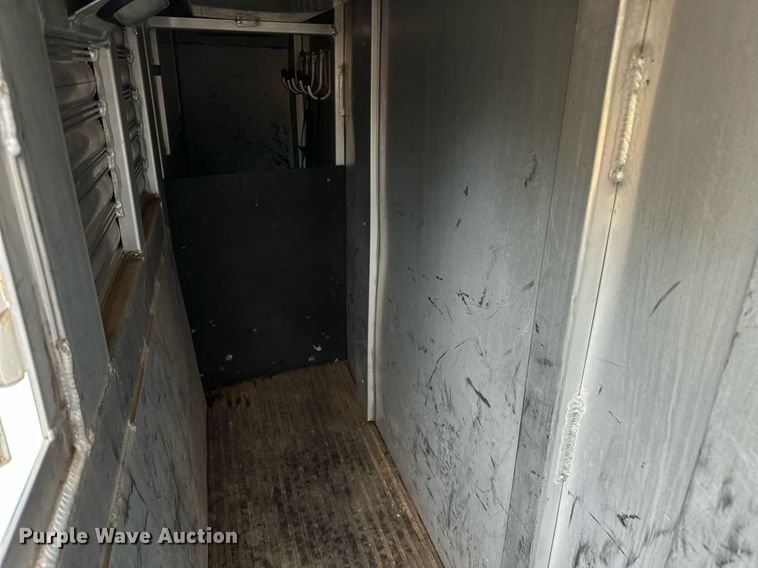 image for item NQ9491 2005 Platinum Silver  horse trailer