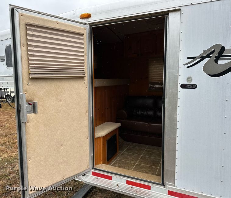 image for item NQ9491 2005 Platinum Silver  horse trailer