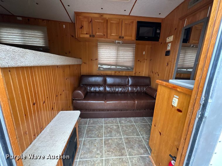 image for item NQ9491 2005 Platinum Silver  horse trailer