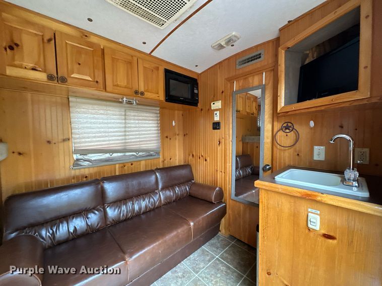 image for item NQ9491 2005 Platinum Silver  horse trailer