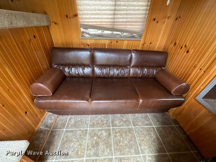 image for item NQ9491 2005 Platinum Silver  horse trailer