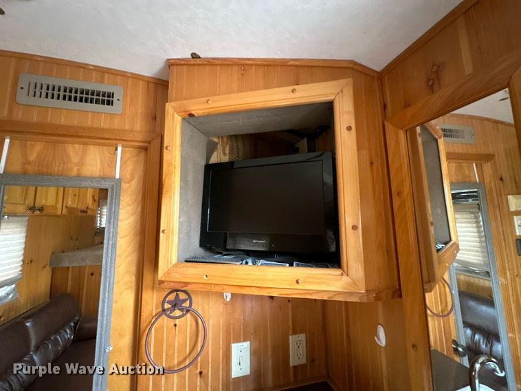 image for item NQ9491 2005 Platinum Silver  horse trailer