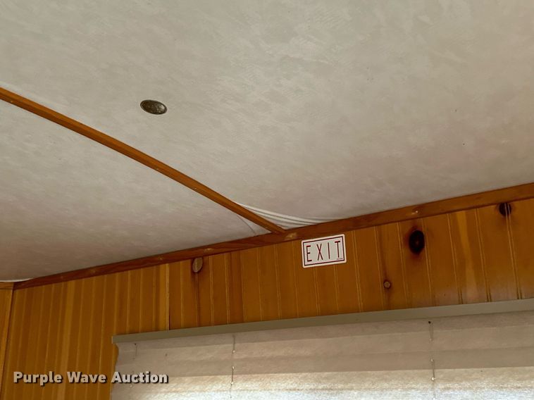 image for item NQ9491 2005 Platinum Silver  horse trailer