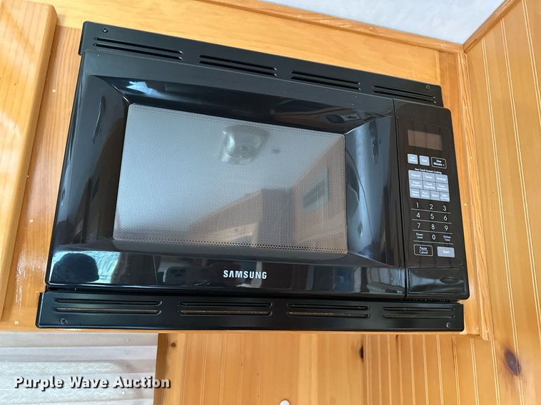 image for item NQ9491 2005 Platinum Silver  horse trailer