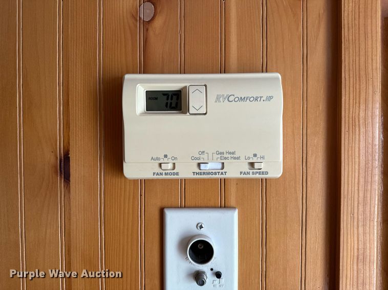 image for item NQ9491 2005 Platinum Silver  horse trailer