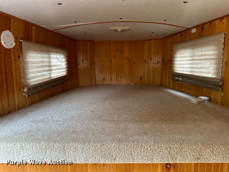 image for item NQ9491 2005 Platinum Silver  horse trailer