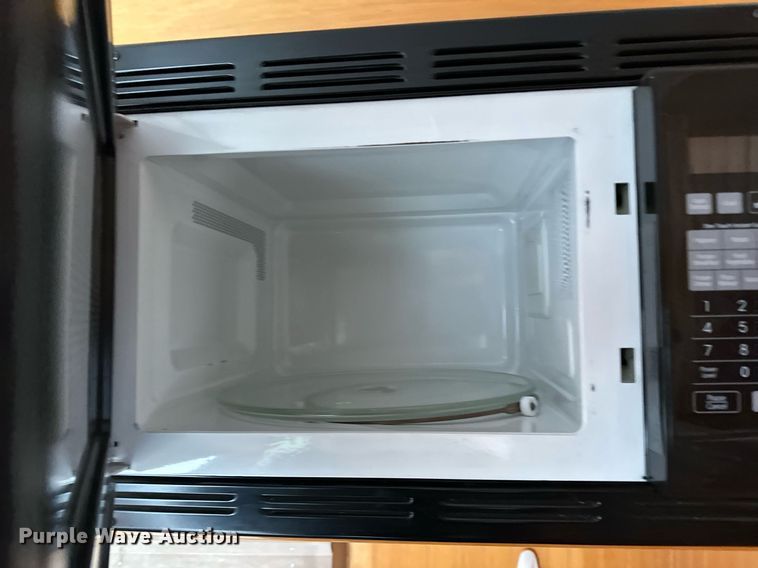 image for item NQ9491 2005 Platinum Silver  horse trailer