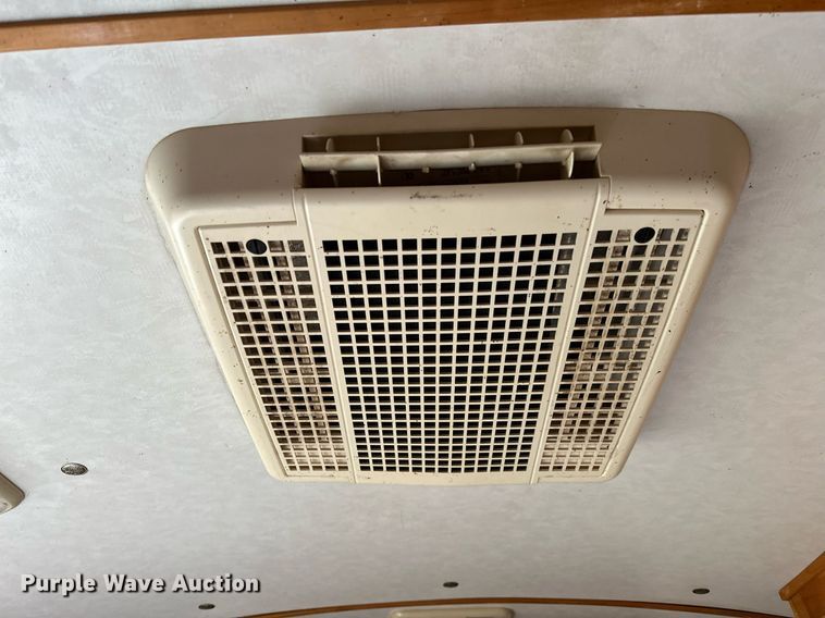 image for item NQ9491 2005 Platinum Silver  horse trailer