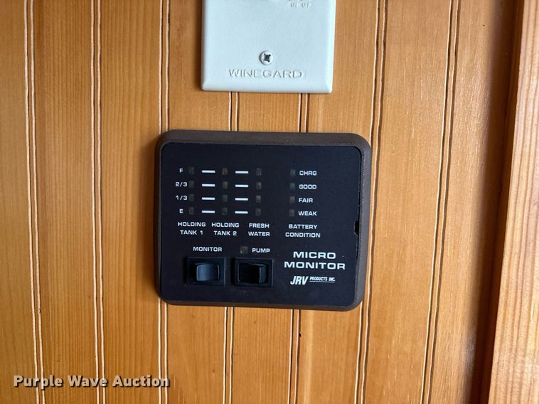 image for item NQ9491 2005 Platinum Silver  horse trailer