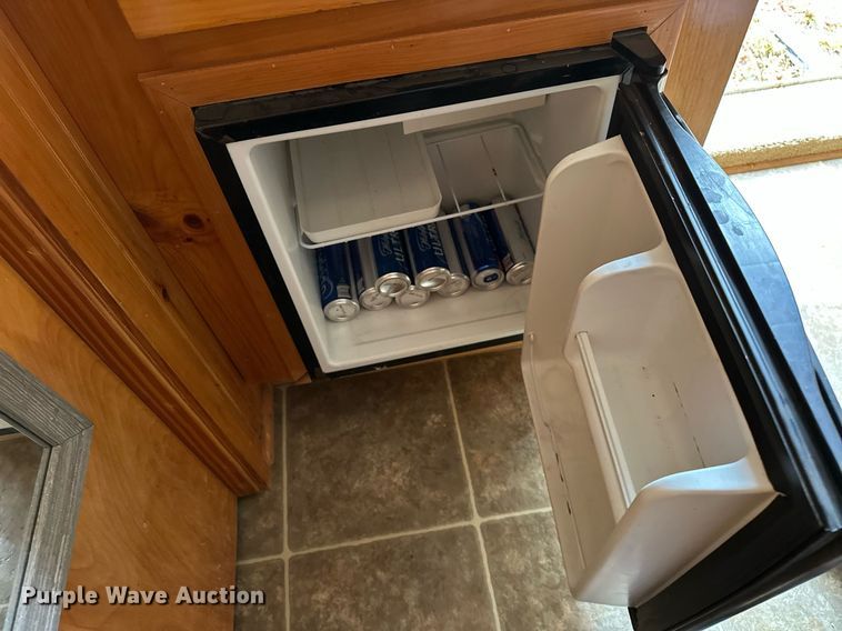 image for item NQ9491 2005 Platinum Silver  horse trailer