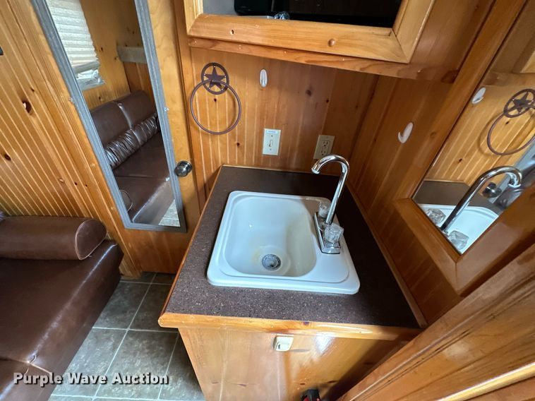 image for item NQ9491 2005 Platinum Silver  horse trailer