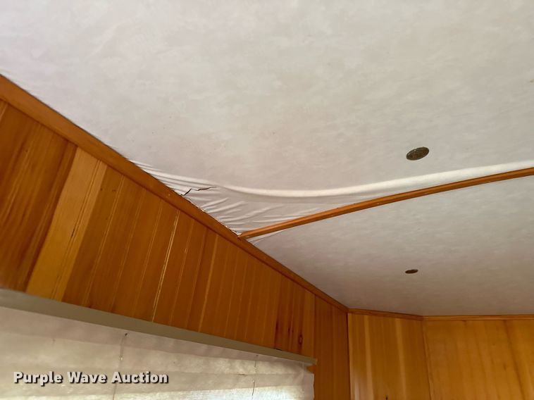 image for item NQ9491 2005 Platinum Silver  horse trailer