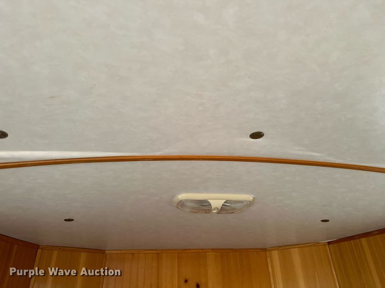 image for item NQ9491 2005 Platinum Silver  horse trailer