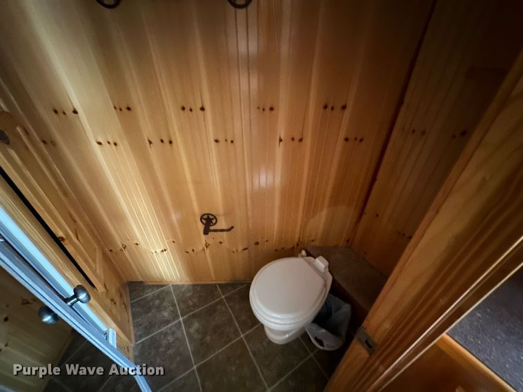 image for item NQ9491 2005 Platinum Silver  horse trailer