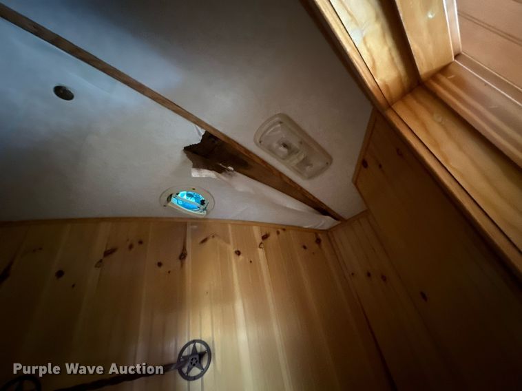 image for item NQ9491 2005 Platinum Silver  horse trailer