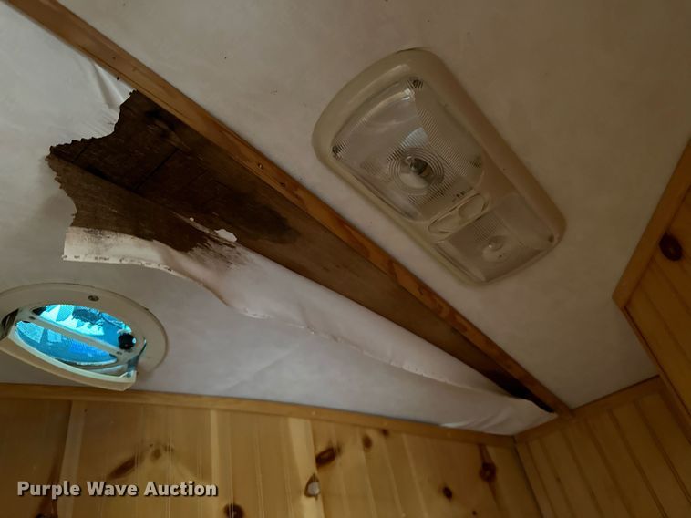 image for item NQ9491 2005 Platinum Silver  horse trailer