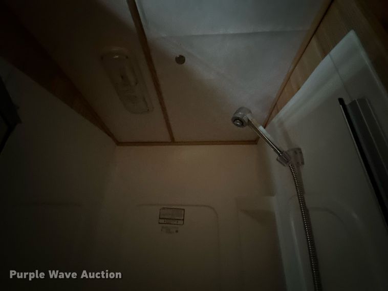 image for item NQ9491 2005 Platinum Silver  horse trailer