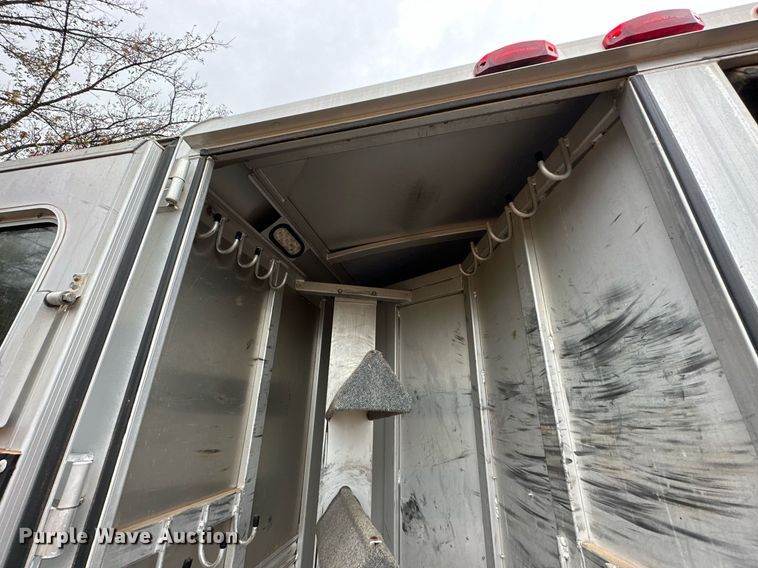 image for item NQ9491 2005 Platinum Silver  horse trailer