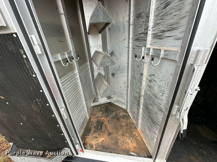 image for item NQ9491 2005 Platinum Silver  horse trailer