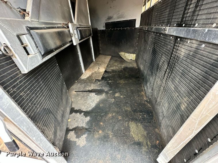 image for item NQ9491 2005 Platinum Silver  horse trailer