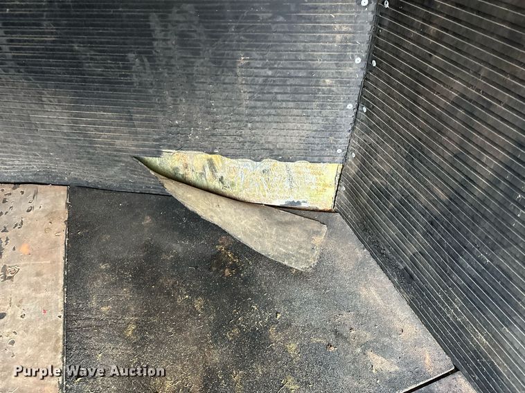 image for item NQ9491 2005 Platinum Silver  horse trailer