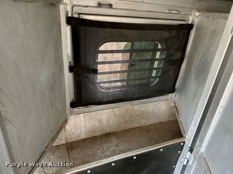 image for item NQ9491 2005 Platinum Silver  horse trailer