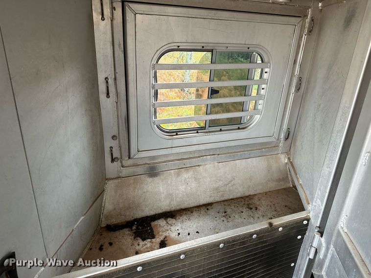 image for item NQ9491 2005 Platinum Silver  horse trailer