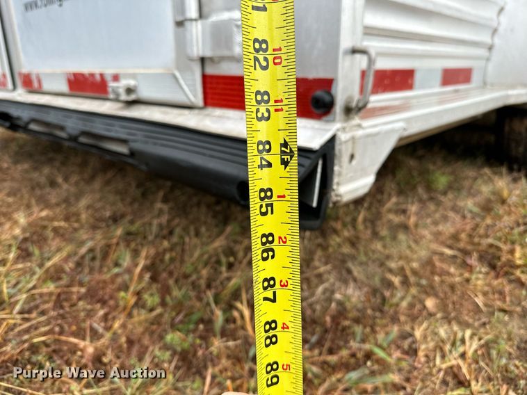 image for item NQ9491 2005 Platinum Silver  horse trailer